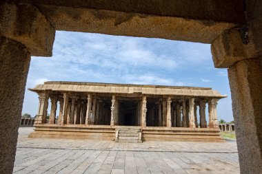 Hampi 'deki Pattabhirama Tapınağı Lord Ram' a adanmıştır. Antik Vijayanagara İmparatorluğu 'nun başkenti Hampi bir UNESCO Dünya Mirası alanıdır..