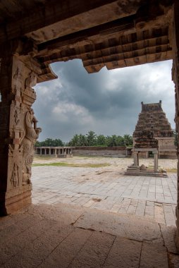 Hampi 'deki Pattabhirama Tapınağı Lord Ram' a adanmıştır. Antik Vijayanagara İmparatorluğu 'nun başkenti Hampi bir UNESCO Dünya Mirası alanıdır..