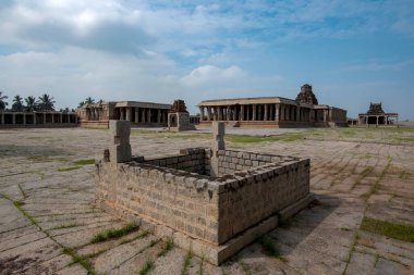 Hampi 'deki Pattabhirama Tapınağı Lord Ram' a adanmıştır. Antik Vijayanagara İmparatorluğu 'nun başkenti Hampi bir UNESCO Dünya Mirası alanıdır..