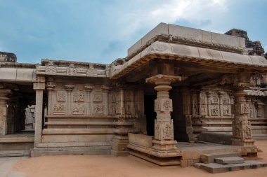 Hampi 'deki Hazara Rama Tapınağı destansı Ramayana hikayesini tasvir eden levrek kabartmaları ve panelleriyle ünlüdür. Hampi bir UNESCO Dünya Mirası sahası.