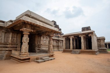 Hampi 'deki Hazara Rama Tapınağı destansı Ramayana hikayesini tasvir eden levrek kabartmaları ve panelleriyle ünlüdür. Hampi bir UNESCO Dünya Mirası sahası.