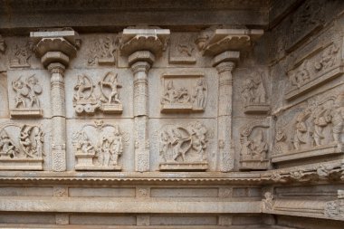 Hampi 'deki Hazara Rama Tapınağı destansı Ramayana hikayesini tasvir eden levrek kabartmaları ve panelleriyle ünlüdür. Hampi bir UNESCO Dünya Mirası sahası.