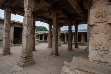 Hampi 'deki Hazara Rama Tapınağı destansı Ramayana hikayesini tasvir eden levrek kabartmaları ve panelleriyle ünlüdür. Hampi bir UNESCO Dünya Mirası sahası.