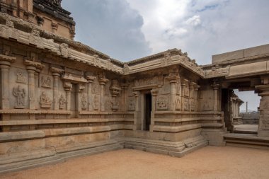 Hampi 'deki Hazara Rama Tapınağı destansı Ramayana hikayesini tasvir eden levrek kabartmaları ve panelleriyle ünlüdür. Hampi bir UNESCO Dünya Mirası sahası.