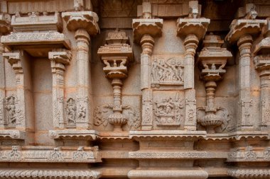 Hampi 'deki Hazara Rama Tapınağı destansı Ramayana hikayesini tasvir eden levrek kabartmaları ve panelleriyle ünlüdür. Hampi bir UNESCO Dünya Mirası sahası.