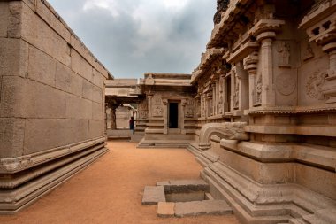 Hampi 'deki Hazara Rama Tapınağı destansı Ramayana hikayesini tasvir eden levrek kabartmaları ve panelleriyle ünlüdür. Hampi bir UNESCO Dünya Mirası sahası.