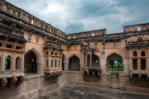 Queens Hamamı, Hampi 'deki Kraliyet Kapısı' nın girişinde. Antik Vijayanagara İmparatorluğu 'nun başkenti Hampi bir UNESCO Dünya Mirası alanıdır..