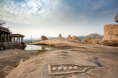 Stone Shiva Linga, Hampi 'deki Hemakuta Hill' de. Vijayanagar İmparatorluğu 'nun başkenti Hampi UNESCO' nun Dünya Mirası sitesidir..