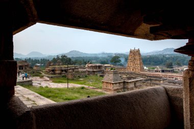 Shiva 'ya adanmış Virupaksha Tapınağı Hindistan' ın Karnataka kentindeki Hampi 'de bulunmaktadır. Vijayanagar İmparatorluğu 'nun başkenti Hampi, UNESCO' nun Dünya Mirası sitesidir..