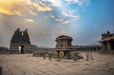 Vijaya Vitthala Tapınağı Hampi 'deki en ikonik anıttır. Vijayanagar İmparatorluğu 'nun başkenti Hampi, UNESCO' nun Dünya Mirası sitesidir..
