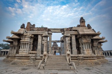 Vijaya Vitthala Tapınağı Hampi 'deki en ikonik anıttır. Vijayanagar İmparatorluğu 'nun başkenti Hampi, UNESCO' nun Dünya Mirası sitesidir..
