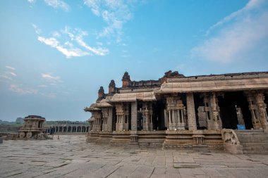 Vijaya Vitthala Tapınağı Hampi 'deki en ikonik anıttır. Vijayanagar İmparatorluğu 'nun başkenti Hampi, UNESCO' nun Dünya Mirası sitesidir..