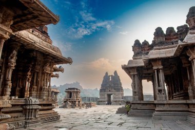 Vijaya Vitthala Tapınağı Hampi 'deki en ikonik anıttır. Vijayanagar İmparatorluğu 'nun başkenti Hampi, UNESCO' nun Dünya Mirası sitesidir..