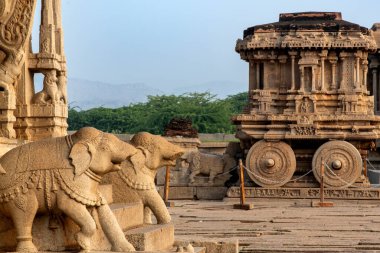 Vijaya Vitthala Tapınağı Hampi 'deki en ikonik anıttır. Vijayanagar İmparatorluğu 'nun başkenti Hampi, UNESCO' nun Dünya Mirası sitesidir..