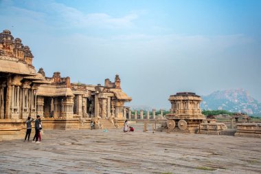 Hampi, Karnataka, Hindistan - 3 Kasım 2022: Hampi 'deki Vijaya Vitthala Tapınağı' nda turistler. Vijayanagar İmparatorluğu 'nun başkenti Hampi, UNESCO' nun Dünya Mirası sitesidir..