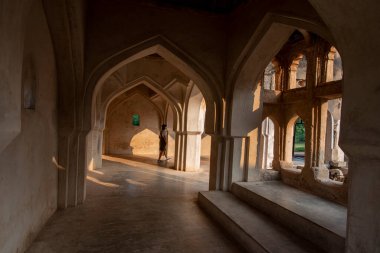 Hampi, Karnataka, Hindistan - 3 Kasım 2022: Queens Hamamı Hampi 'deki Kraliyet Kapısı' nın girişinde. Antik Vijayanagara İmparatorluğu 'nun başkenti Hampi bir UNESCO Dünya Mirası alanıdır..