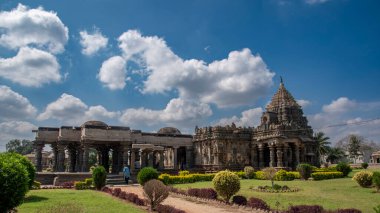 Mahadeva tapınağı Hindistan, Karnataka, Koppla 'daki Itagi' deki Lord Shiva 'ya ithaf edilmiştir. Batı Chalukya Kralı VI. Vikramaditya 'nın ordusunda komutan olan Mahadeva tarafından inşa edilmiştir.