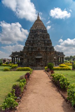 Mahadeva tapınağı Hindistan, Karnataka, Koppla 'daki Itagi' deki Lord Shiva 'ya ithaf edilmiştir. Batı Chalukya Kralı VI. Vikramaditya 'nın ordusunda komutan olan Mahadeva tarafından inşa edilmiştir.