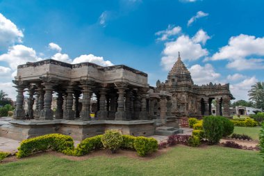 Koppal, Karnataka, Hindistan 'daki Itagi' deki Lord Shiva 'ya ithaf edilmiş Mahadeva tapınağı. Batı Chalukya Kralı VI. Vikramaditya 'nın ordusunda komutan olan Mahadeva tarafından inşa edilmiştir.