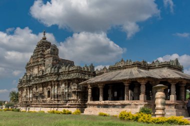 Brahma Jinalaya (ayrıca Büyük Jain Tapınağı olarak da bilinir), Hindistan 'ın Karnataka eyaletinin Gadag Bölgesi' nde bulunan Lakkundi şehrinde bulunan 11. yüzyılın başlarında Mahavira Tapınağı.