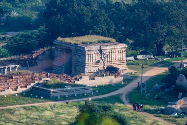 Karnataka 'daki Hampi harabelerinde dolaşan turistler. Vijayanagara İmparatorluğu 'nun başkenti Hampi, UNESCO' nun Dünya Mirası sitesidir..