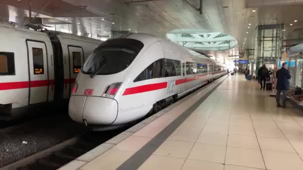 Vysokorychlostní Ice Vlak Odjíždí Nádraží Frankfurtu Nad Mohanem Flughafen Fernbahnhof — Stock video