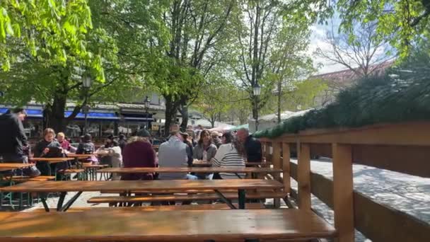 Люди Які Насолоджуються Їжею Напоями Пивному Саду Вікторіанмаркеті Мюнхені Німеччина — стокове відео