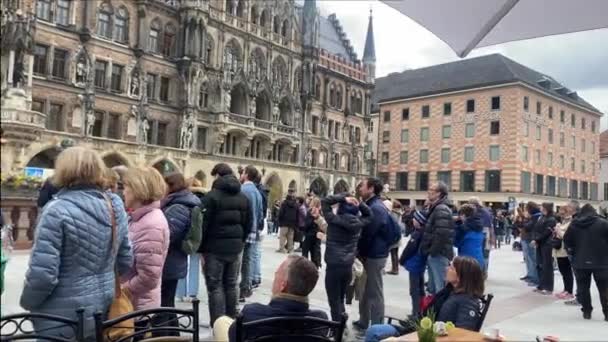 Tourist Gather Watch Rathaus Glockenspiel Marienplatz Square Munich Germany — Stock Video