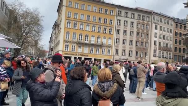 观摩德国慕尼黑Marienplatz的Rathaus Glockenspiel展览的游客 — 图库视频影像