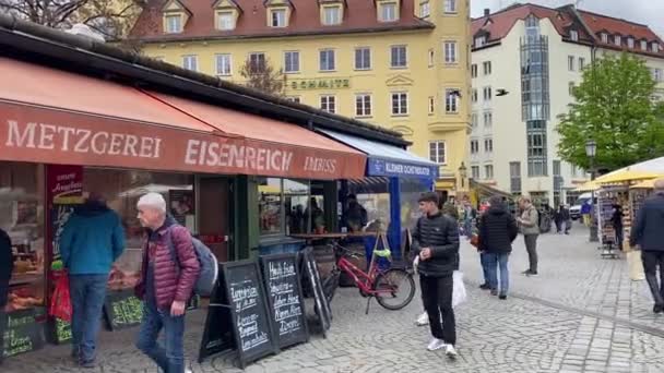 사람들은 뮌헨의 Viktualienmarkt를 걸어다니고 있습니다 상점과 — 비디오