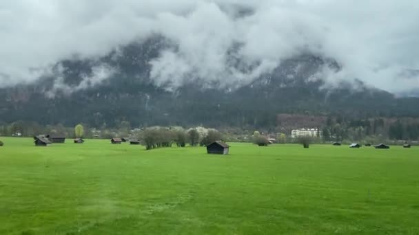 Hermosas Cabañas Alpinas Vistas Desde Tren Camino Zugspitze Alemania — Vídeo de stock