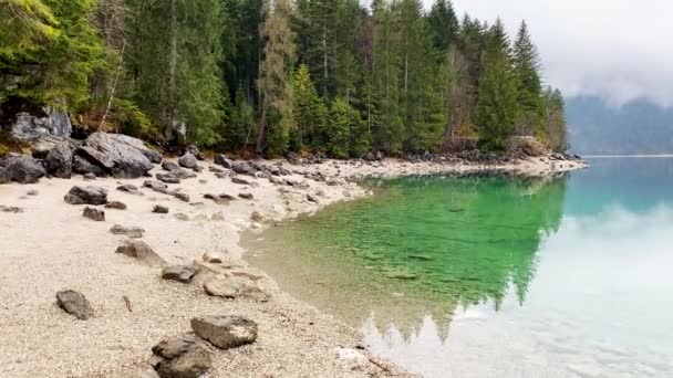 Lago Eibsee Baviera Alemania Con Sus Aguas Verdes Abetos Circundantes — Vídeo de stock