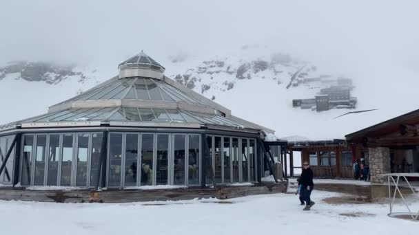 Gletschergarten Een Glazen Paviljoen Zonnedek Het Zugspitze Plateau Beieren Duitsland — Stockvideo