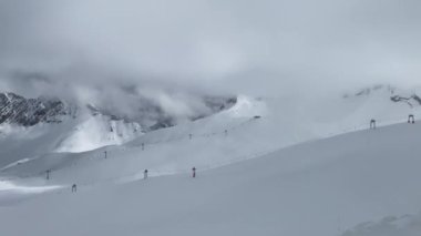 Zugspitze 'deki kayak alanı, Almanya, Bavyera, Oberbayern, Yukarı Bavyera' nın en yüksek dağı.