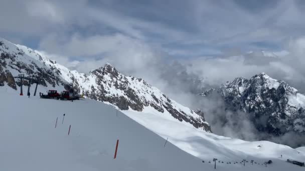 ドイツ ドイツ バイエルン オーバーバイエルン アッパーバイエルンで最も高い山であるツグスピッツェのスキー場 — ストック動画