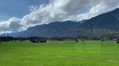 Zugspitze 'den Almanya' daki Münih 'e giderken trenden görülen güzel dağ evleri.