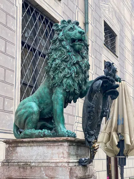 Reuzenbronzen Leeuwenstandbeeld Bewaakt Ingang Van Residenz München Duitsland — Stockfoto