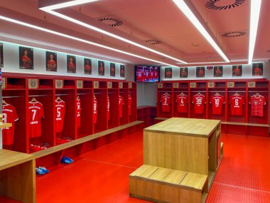 Münih, Almanya - 28 Nisan 2023: FC Bayern Münih 'e ev sahipliği yapan futbol stadyumu Allianz Arena' da ev sahibi takım için soyunma odası.
