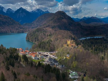 Hohenschwangau Kalesi, 19. yüzyıl Güney Almanya 'sında Kral II. Ludwig' in çocukluk evi olan bir saray.