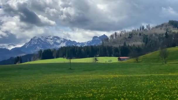 ミュンヘンからフォンセまで電車で観察された美しい田舎のアルプスの景色 フーリスはツーピッツェへの訪問のための最寄りの駅です — ストック動画