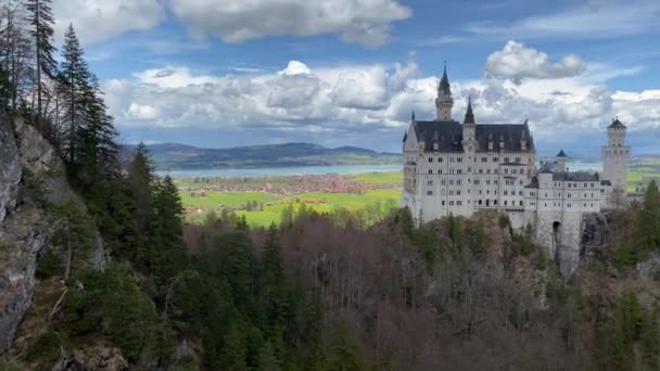 Vacker Utsikt Över Världsberömda Neuschwanstein Slott Den Århundradet Romanska Väckelse — Stockvideo
