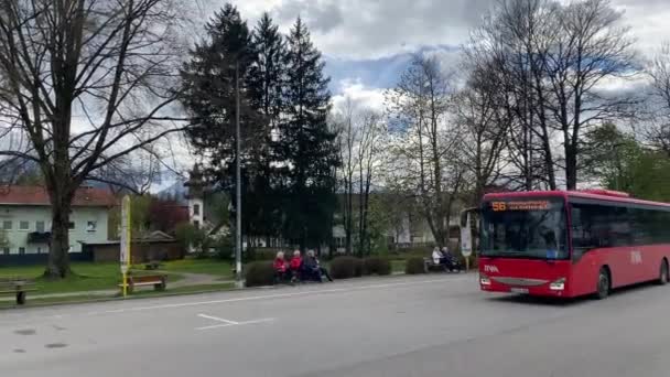 Автобус Прибывает Железнодорожный Вокзал Фуссен Баварии Взять Туристов Замок Нойшванштайн — стоковое видео
