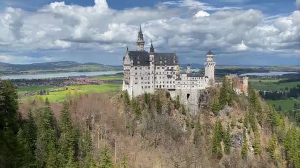 世界的に有名なノイシュヴァンシュタイン城 19世紀のロマネスク様式の復興宮殿の美しい景色ルートヴィヒ2世のために建てられ フッセン バイエルン州南西部 ドイツの近くの風光明媚な山の風景 — ストック動画