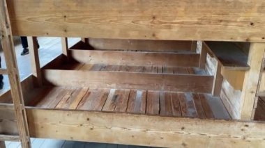 Kışlanın içindeki ranzalar hem bina hem de yataklar eski Nazi Alman Dachau toplama kampı, Münih, Almanya 'da yeniden inşa edildi.