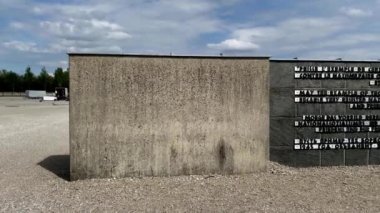 Eski Nazi Alman Dachau toplama kampı Münih, Almanya 'daki Uluslararası Anıt' ın bir parçası olan çok dilli anıt duvarı.