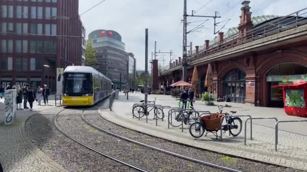 有轨电车抵达德国柏林Hackescher Markt车站附近 — 图库视频影像