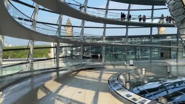 Odwiedzający Zwiedzają Szklaną Kopułę Reichstag Berlinie Niemcy — Wideo stockowe