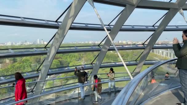游客们参观了位于德国柏林Reichstag的玻璃穹顶 — 图库视频影像