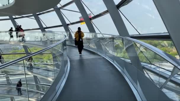 Відвідувачі Відвідують Скляний Купол Рейхстазі Берліні Німеччина — стокове відео
