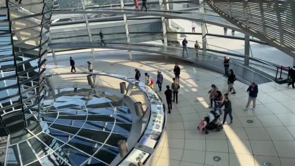 Ziyaretçiler Almanya Berlin Deki Reichstag Daki Cam Kubbeyi Ziyaret Ediyor — Stok video
